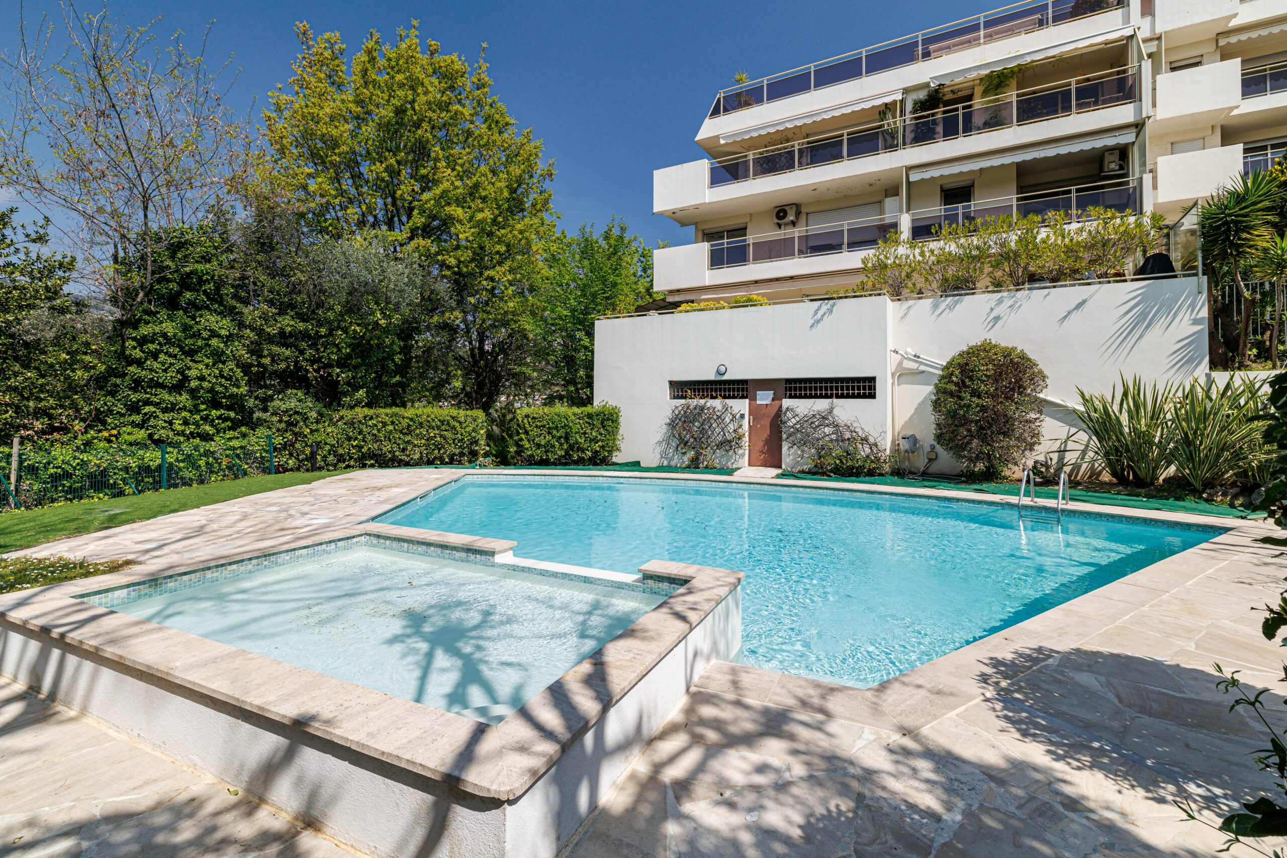 Appartement T4 en Duplex avec Terrasse et Piscine – Quartier Scuderi à Cimiez