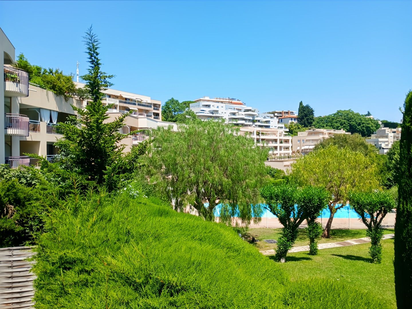 Charmant appartement 2 pièces en dernier étage avec terrasse, vue dégagée et piscine – Nice