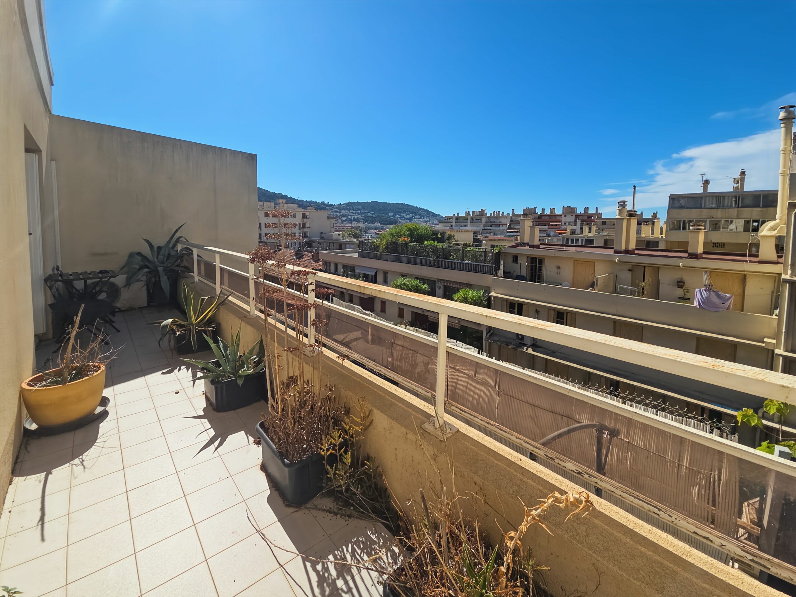 NICE / PASTEUR – 2 pièces dernier étage lumineux avec deux terrasses et grand garage