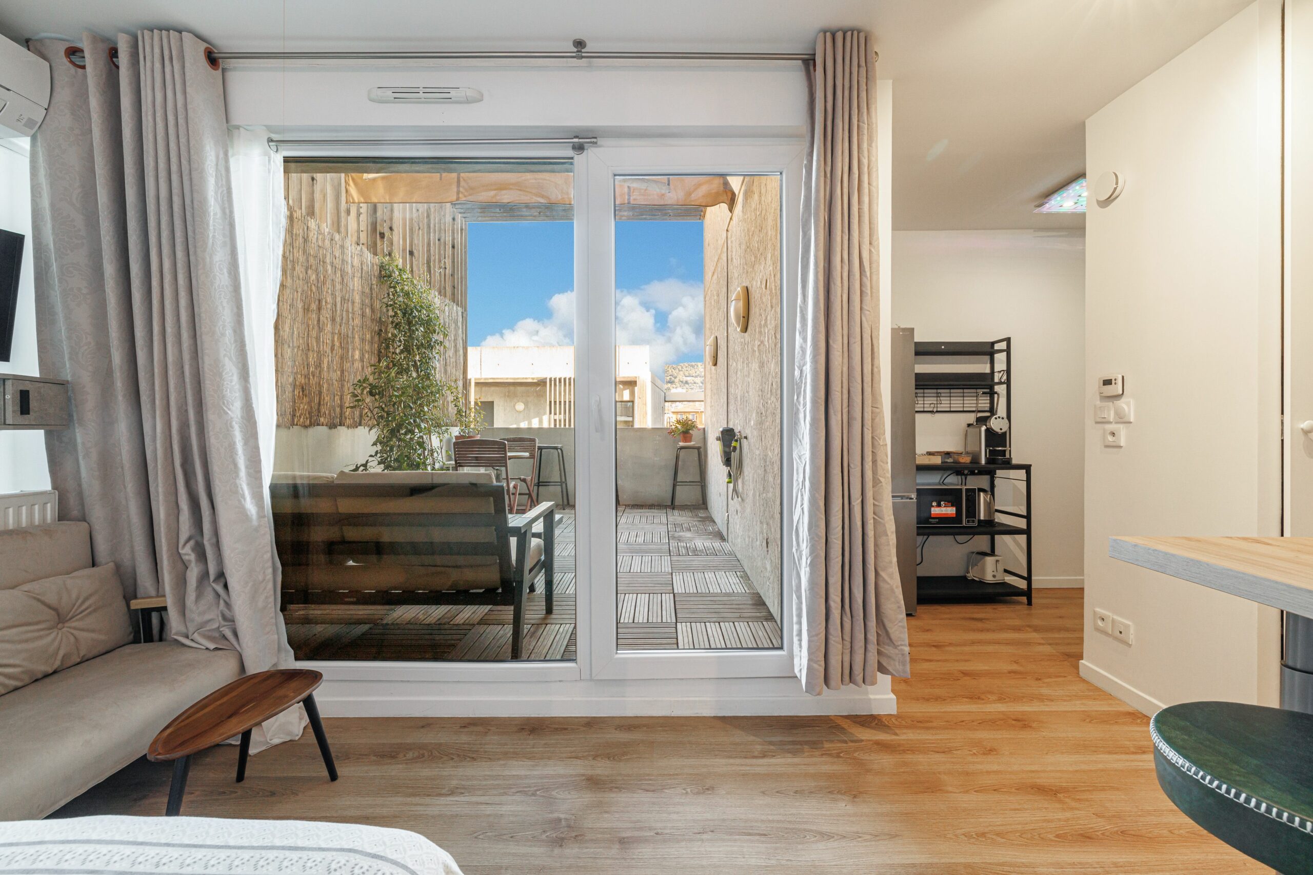 Studio rénové dernier étage – Terrasse – Face coulée verte