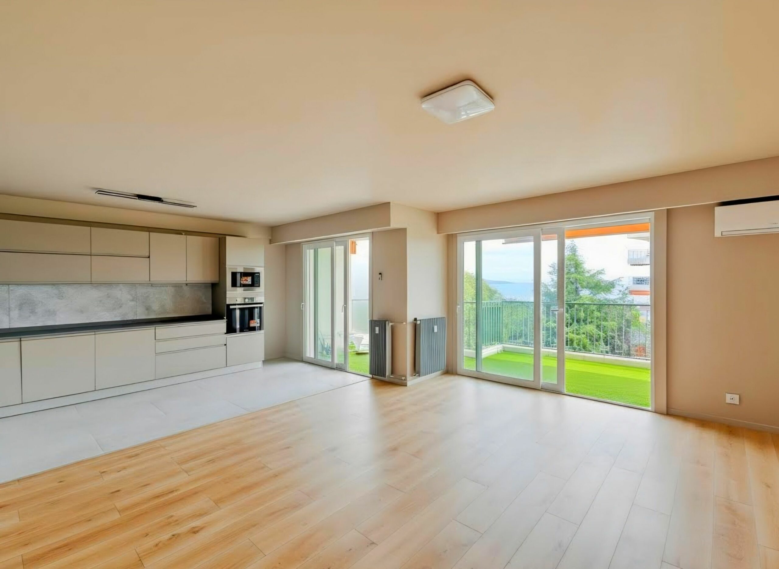NICE OUEST / NAPOLÉON III – 3 pièces entièrement rénové, terrasse, vue mer et garage