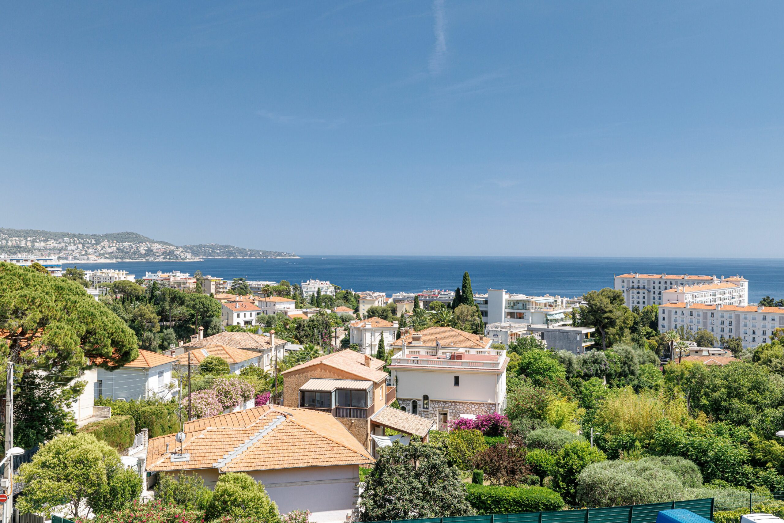 NICE OUEST / 2 pièces avec terrasse, vue mer, garage et cave.