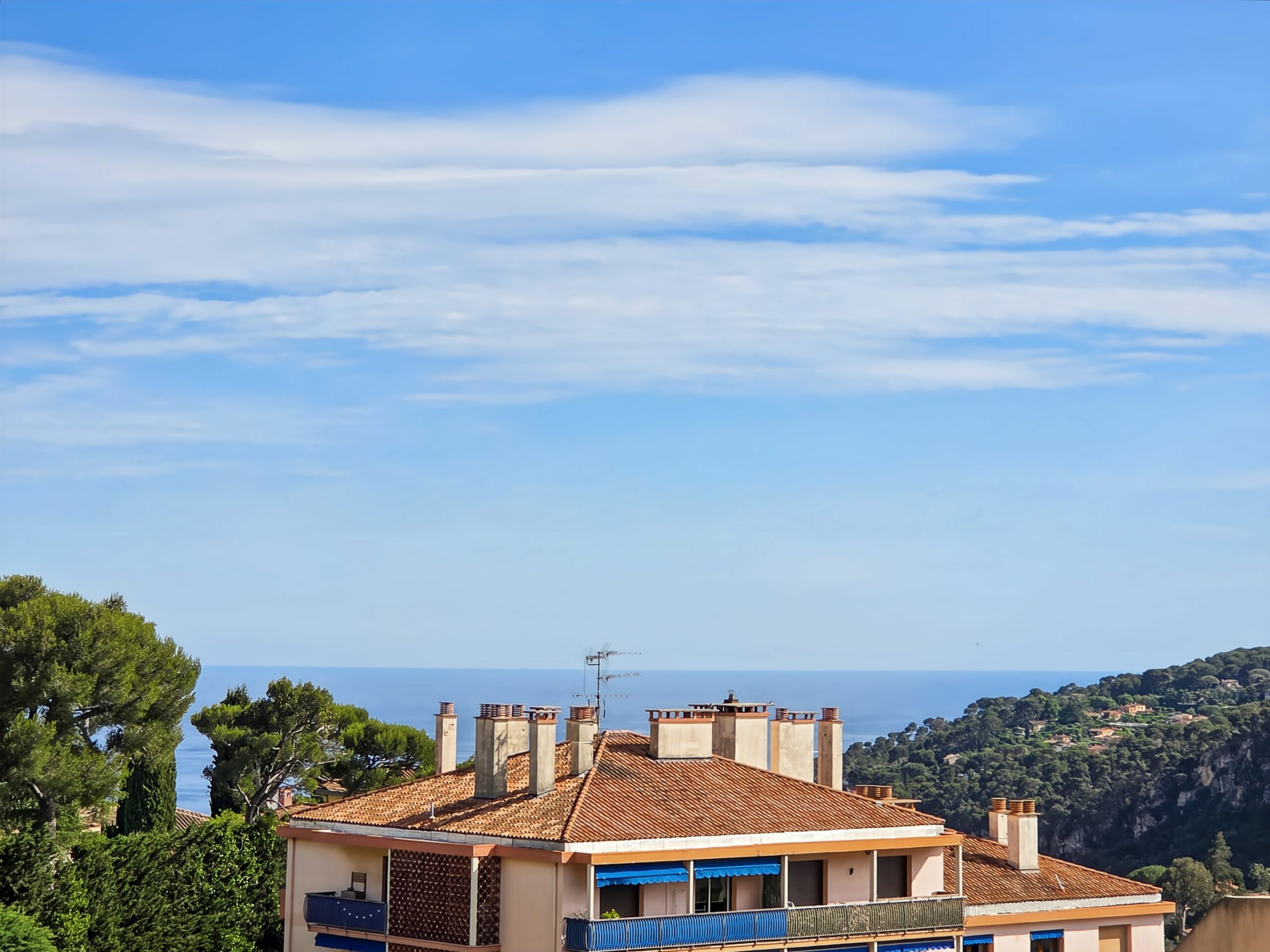 VILLEFRANCHE-SUR-MER / LE VINAIGRER – Beau 2 pièces avec terrasse, vue mer, parking et cave