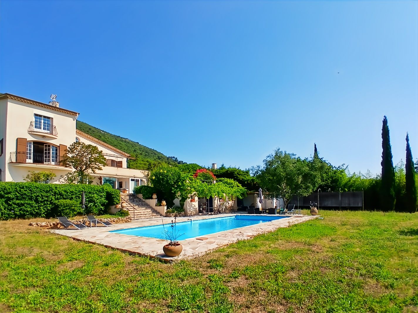 Villa d’exception avec piscine — Élégance, espace et art de vivre