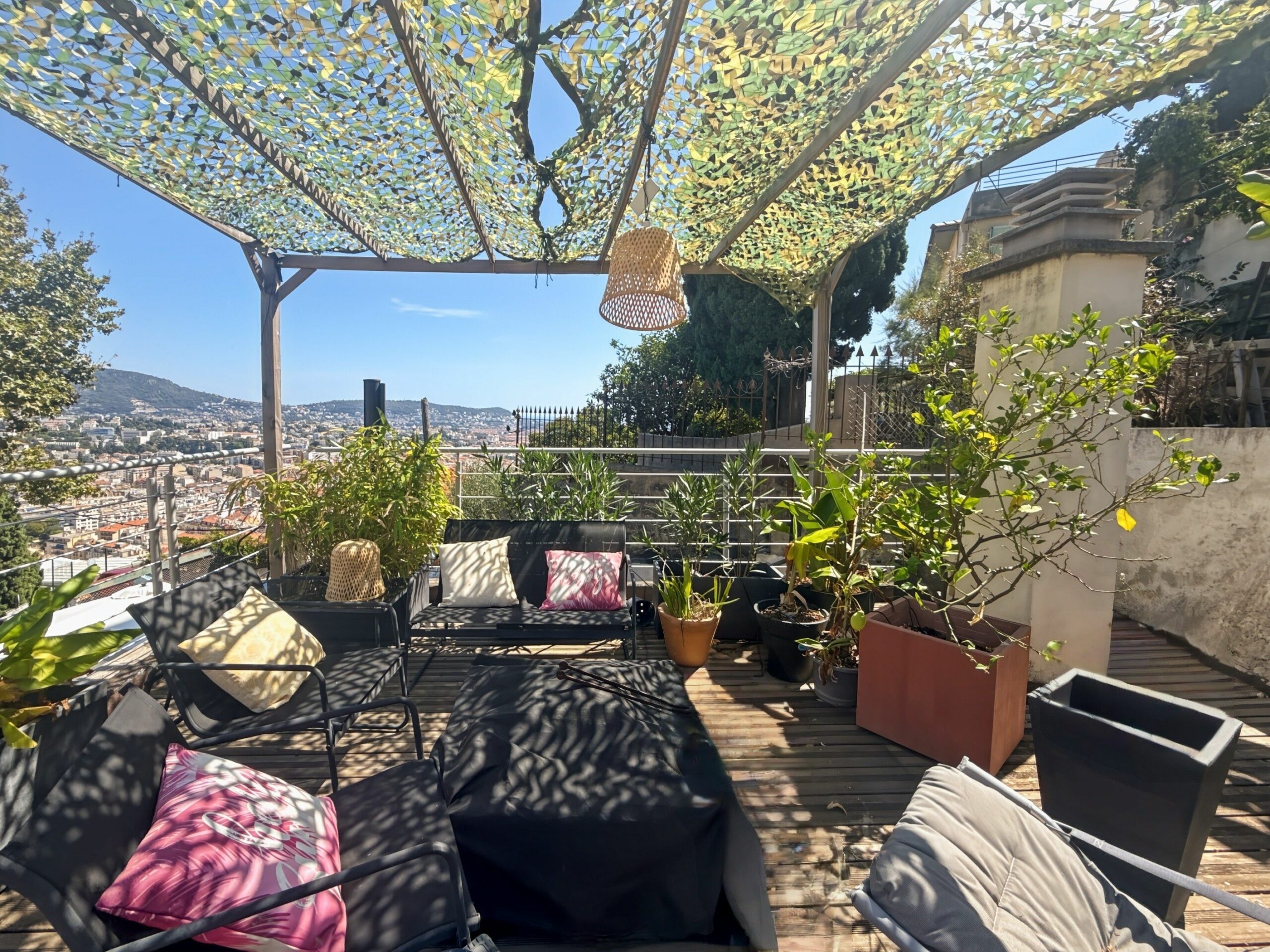 NICE Pessicart : Appartement 2 pièces, garage, dépendance et toit terrasse