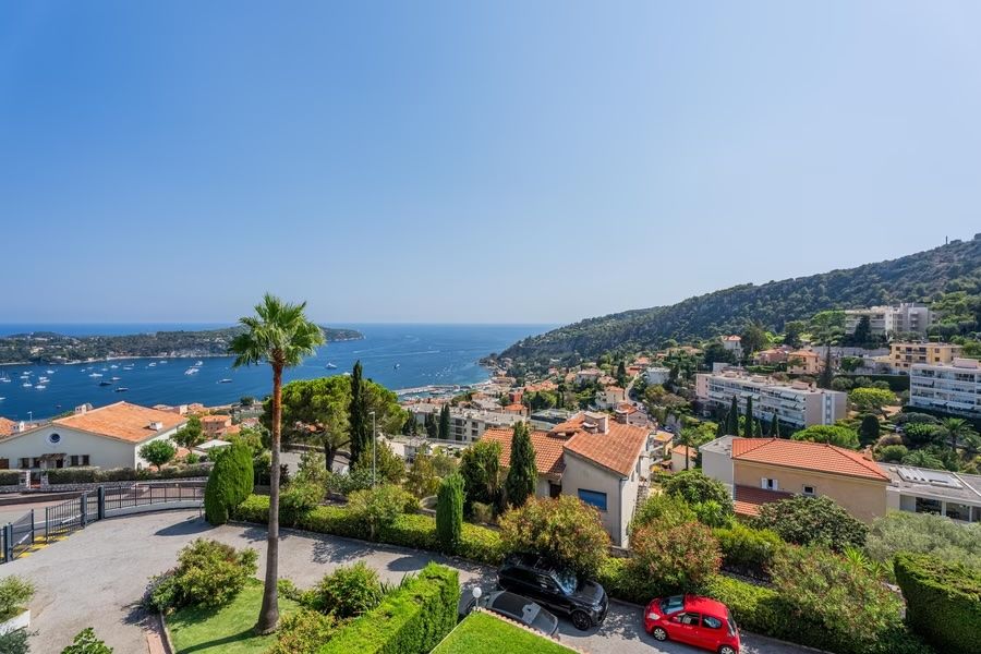 VILLEFRANCHE-SUR-MER – DERNIER ÉTAGE – TERRASSE & VUE PANORAMIQUE