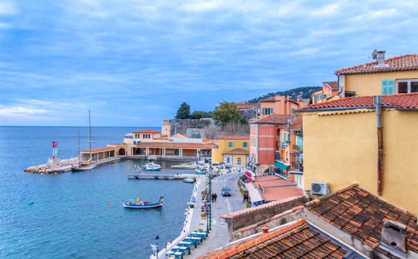 VILLEFRANCHE-SUR-MER — VIEILLE VILLE — 3 PIÈCES RÉNOVÉ AVEC VUE MER ET PORT