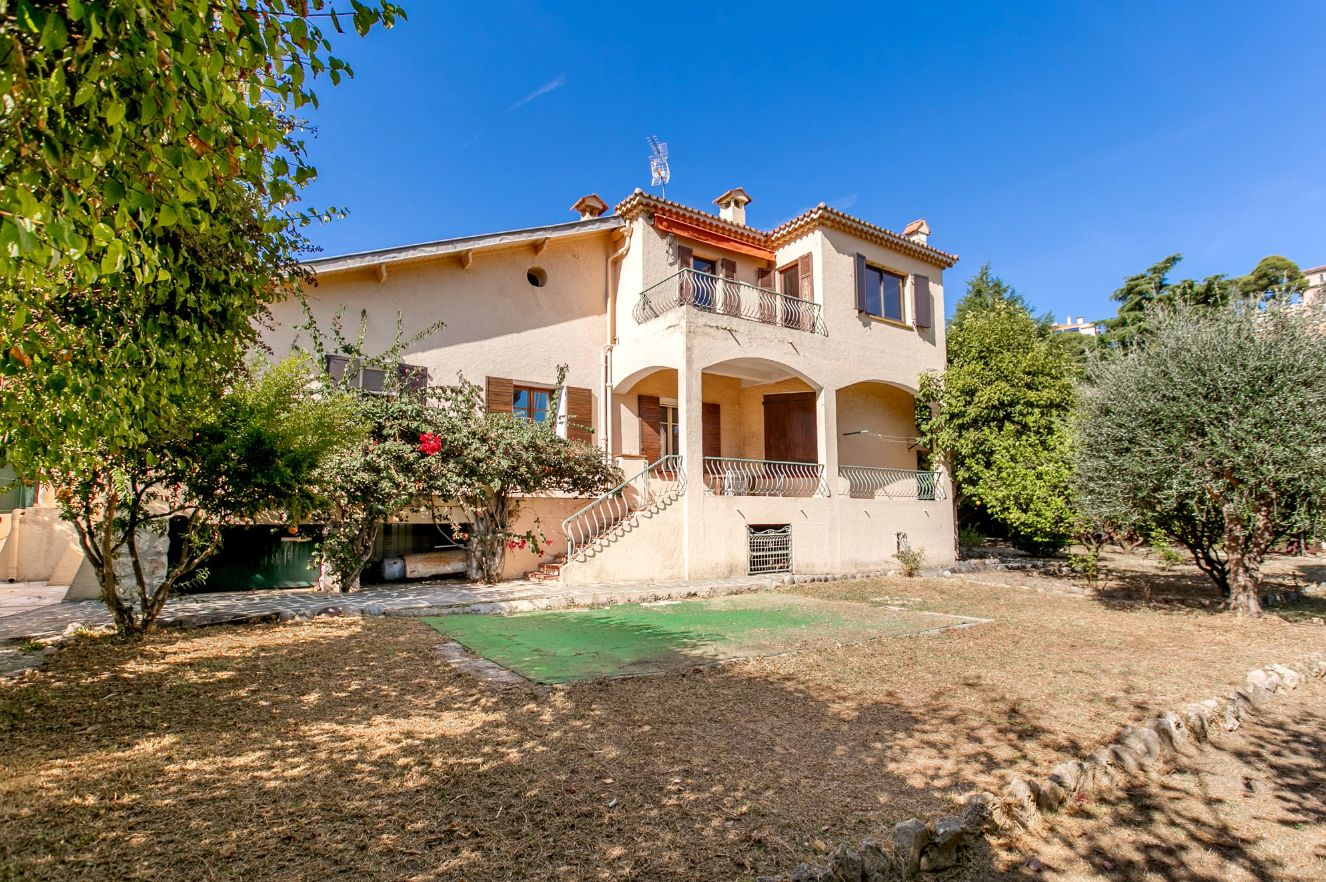 VILLEFRANCHE-SUR-MER – VILLA PROVENÇALE AU CALME, TERRAIN PLAT ET BEAU POTENTIEL
