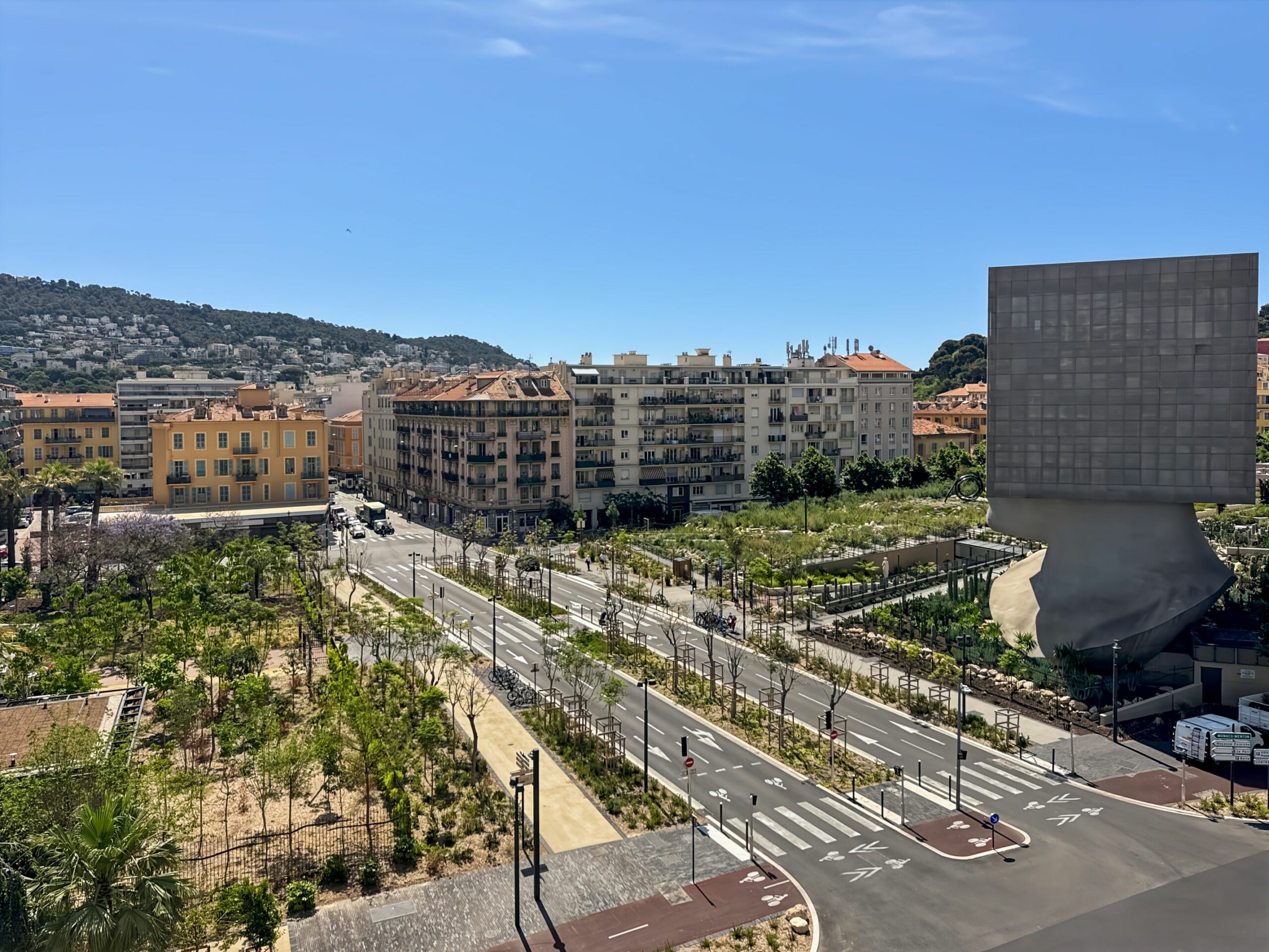 NICE COULÉE VERTE – 3 pièces / dernier étage / balcons / belle vue dégagée